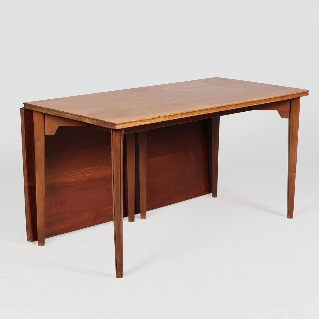 JACOB KJÆR (F. 1896, D. 1957). TILSKREVET. Spisebord med klap af mahogni. — Tables — Palsgaard Kunstauktioner