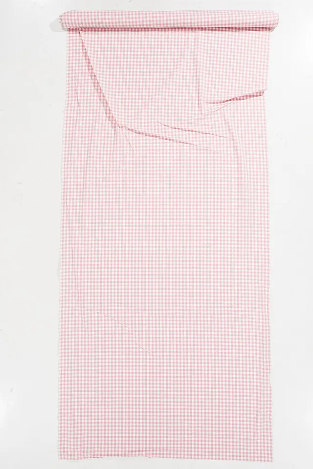 LAURA ASHLEY. "Gingham pink", textil på rulle, ca 1,45 x 7 m.