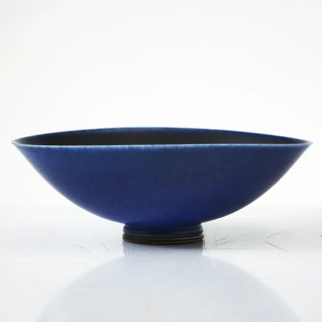 BERNDT FRIBERG. Skål, stengods, blå harpälsglasyr, signerad Friberg, Gustavsbergs studiohand 1954 (Y).