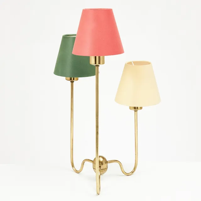 JOSEF FRANK. bordslampa, Firma Svenskt Tenn, modell nr 2468, stomme i mässing, 3 st ljuspunkter, medföljer lampskärmar av Svenskt Tenn.