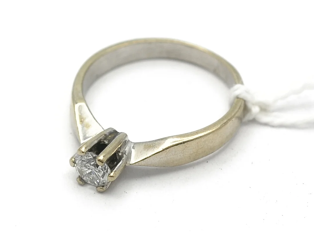 Ring 14K 3,4g Ø16¾ vitguld med diamant 1xca0,39ct, skev skena och sliten — Smycken/Ring — Kaplans