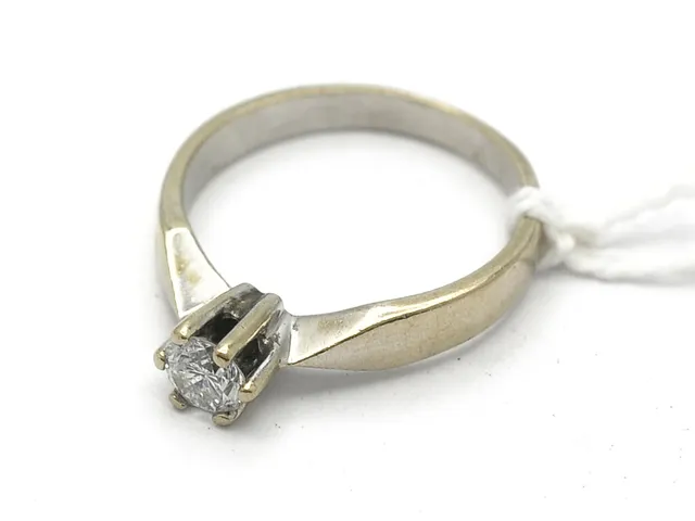 Ring 14K 3,4g Ø16¾ vitguld med diamant 1xca0,39ct, skev skena och sliten