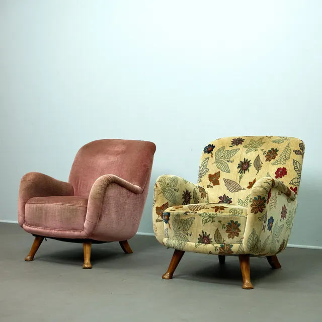 BERGA MOBLER. zwei Sessel / Cocktailsessel, Buche, Stoff, 1940-1950er Jahre, Schweden (2).
