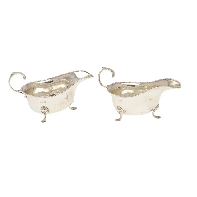 A PAIR OF EDWARDIAN SILVER SAUCE BOATS.