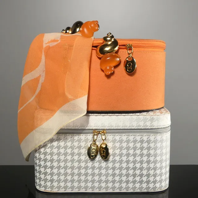 CHRISTIAN DIOR, sminkväskor och bijouteri, fyra delar.