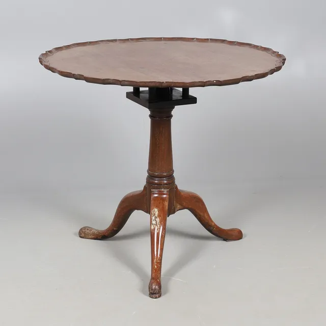 A GEORGE III STYLE MAHOGANY TRIPOD TABLE.