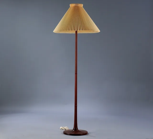 Esben Klint for Le Klint. Standerlampe af mahogni, model 327