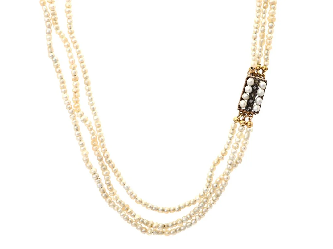 PÄRLCOLLIER, 3-rader, orientaliska pärlor ca 2,4-3,5 mm, lås i 14K guld och silver med pärlor och rosenslipade diamanter, längd 41,5 cm, vikt 19,3 g, två diamanter är limmade i fattning. — Smycken/Pärlcollier — Kaplans