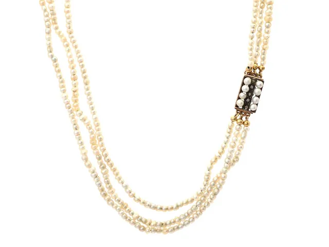 PÄRLCOLLIER, 3-rader, orientaliska pärlor ca 2,4-3,5 mm, lås i 14K guld och silver med pärlor och rosenslipade diamanter, längd 41,5 cm, vikt 19,3 g, två diamanter är limmade i fattning.