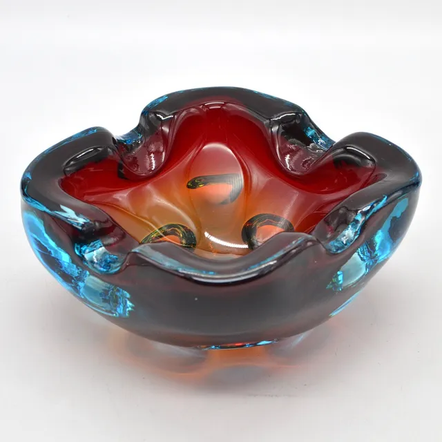BAROVIER & TOSO. MURANO GLAS SCHALE, MEHRFACHES STUDIOGLAS, DREIFARBIG, ORGANISCHE FORM, ITALIEN, UM 1960.