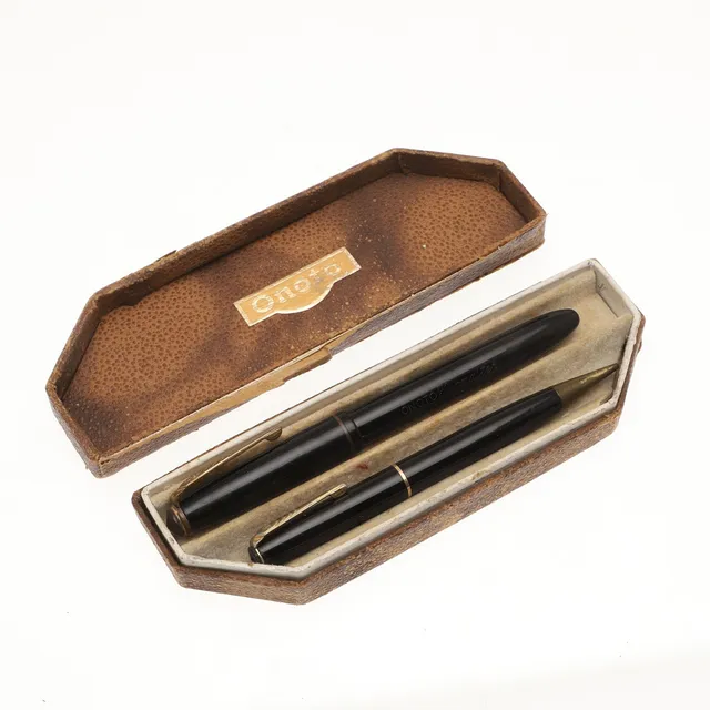 A BOXED ONOTO PEN AND PENCIL PAIR.
