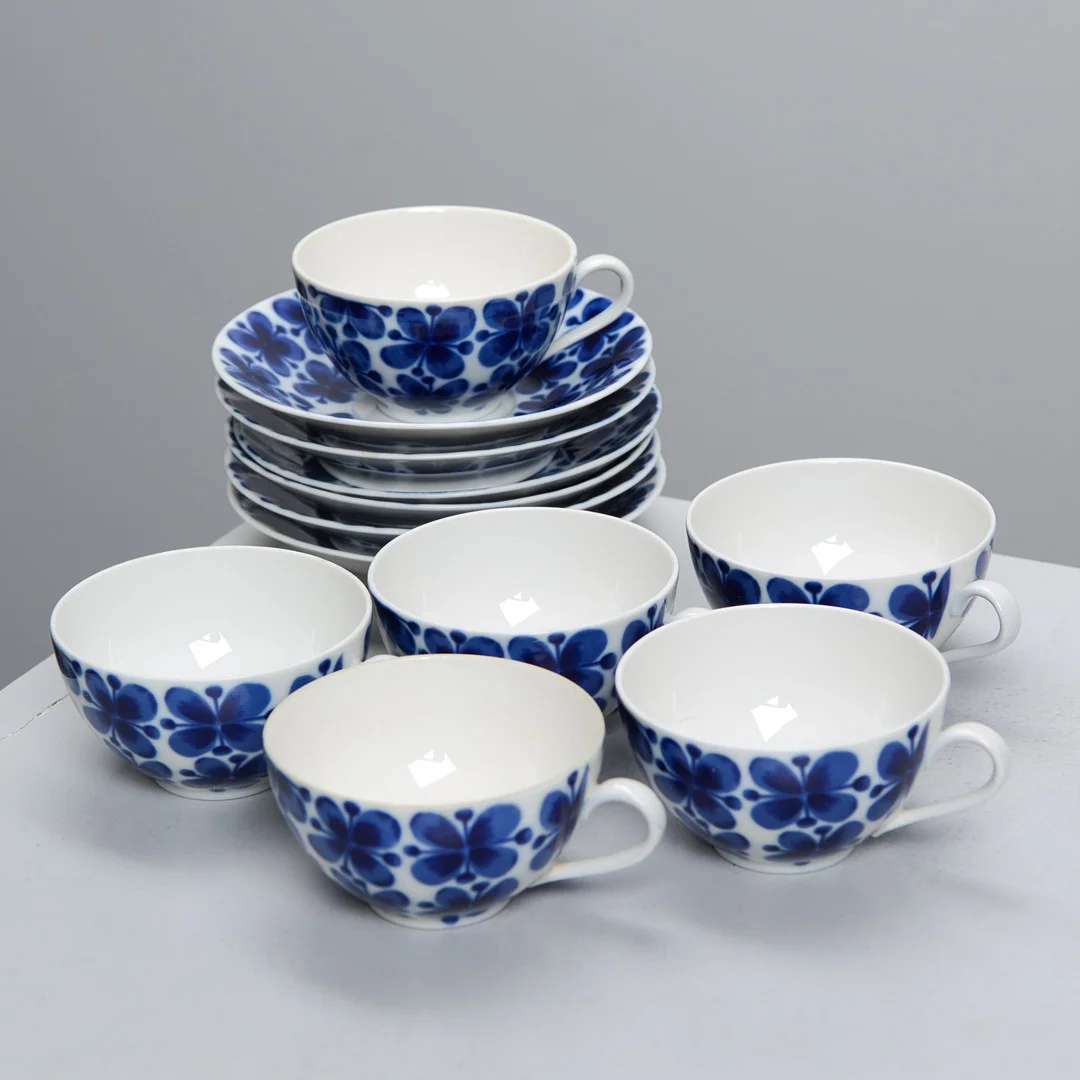 MARIANNE WESTMAN. "Mon Amie", 6 koppar med underfat, Rörstrand, formgiven 1952. — European — Formstad Auktioner