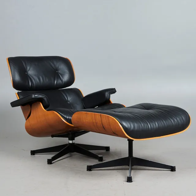 CHARLES UND RAY EAMES. Vitra, Sessel / Lounge Chair mit Ottomane, Modell 'Lounge Chair', amerikanischer Kirschbaum, Aluminium, poliert, Leder, Entwurf 1956, USA (2).