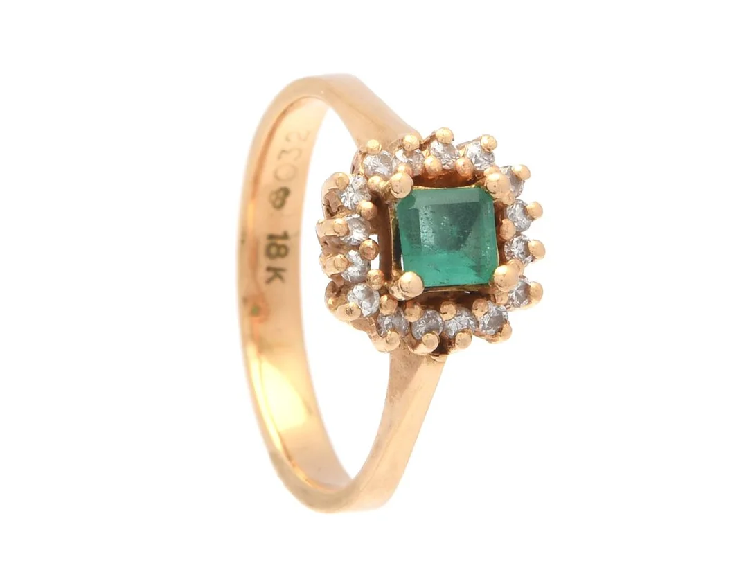 CARMOSÉRING, 18K guld, smaragd, 16 åttkantslipade diamanter ca W-Cr/SI-P, stl 16 mm, vikt 3,8 g. — Smycken/Carmoséring — Kaplans