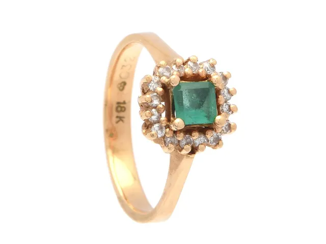 CARMOSÉRING, 18K guld, smaragd, 16 åttkantslipade diamanter ca W-Cr/SI-P, stl 16 mm, vikt 3,8 g.