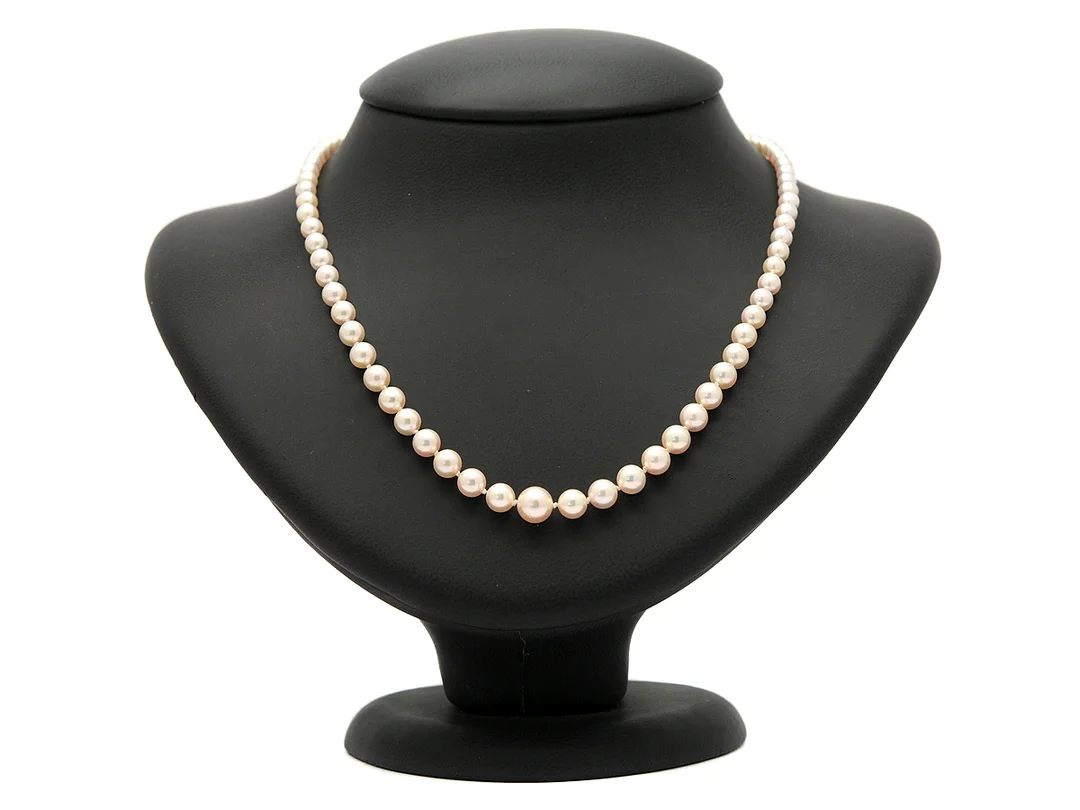 PÄRLCOLLIER, odlade pärlor, doserade, ca 3,65-7,42, mm, längd 44 cm, lås 18K guld, åttkantslipad diamant. — Smycken/Pärlcollier — Kaplans