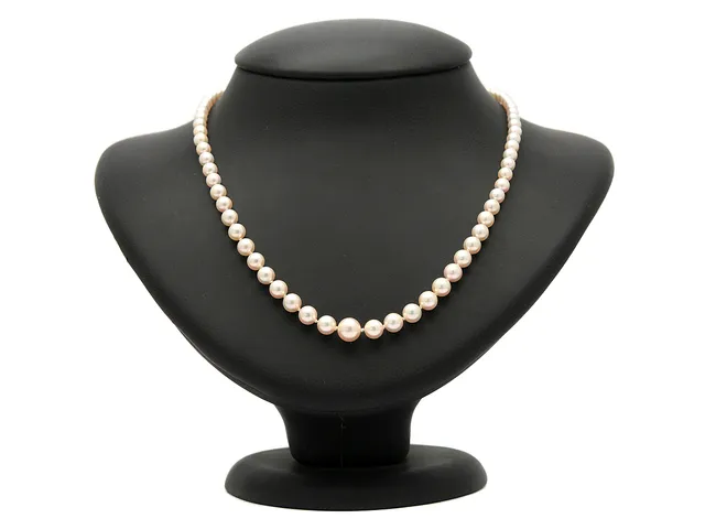 PÄRLCOLLIER, odlade pärlor, doserade, ca 3,65-7,42, mm, längd 44 cm, lås 18K guld, åttkantslipad diamant.