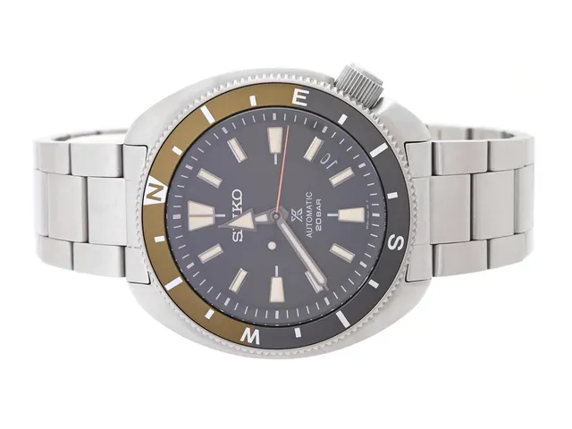 SEIKO, Prospex (20Bar), s.k. "Tortoise", Cal 4R35B, Serie nr. 0849/1400, Ref nr. SRPK77K1, Boett nr. 4R35-06G0, herrur, 42,4 mm, stål, automatisk, safirglas, datum, originallänk, viklås, textilband, originalspänne, cert, juni 2025, box, ytterkartong. Limiterad och numrerad (Nr. 0849/1400).