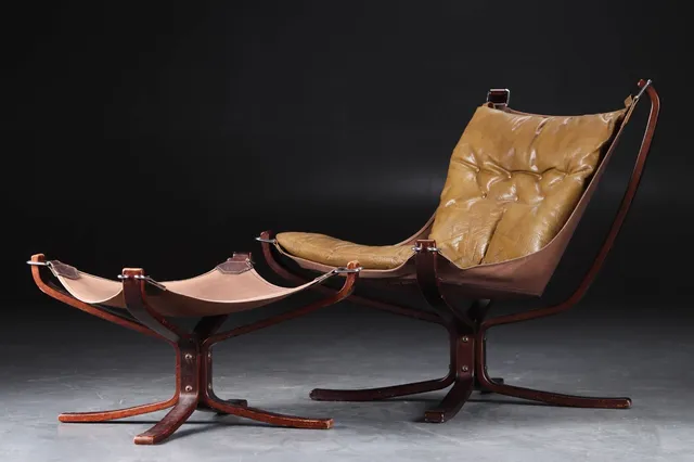 Sigurd Resell. Lænestol samt skammel, model 'Falcon' (2)