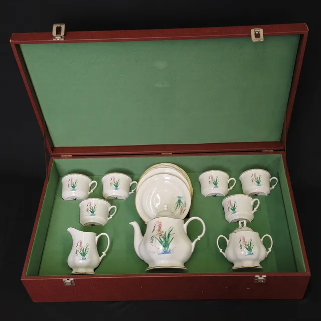 SERVICIO DE CAFÉ EN PORCELANA CON EL DISEÑO DE SALVADOR DALÍ "POLYVANTES TUBEROSA ET CYCNUS EL PESCADOR". EDICIÓN LIMITADA. NUMERADA 119/1000.