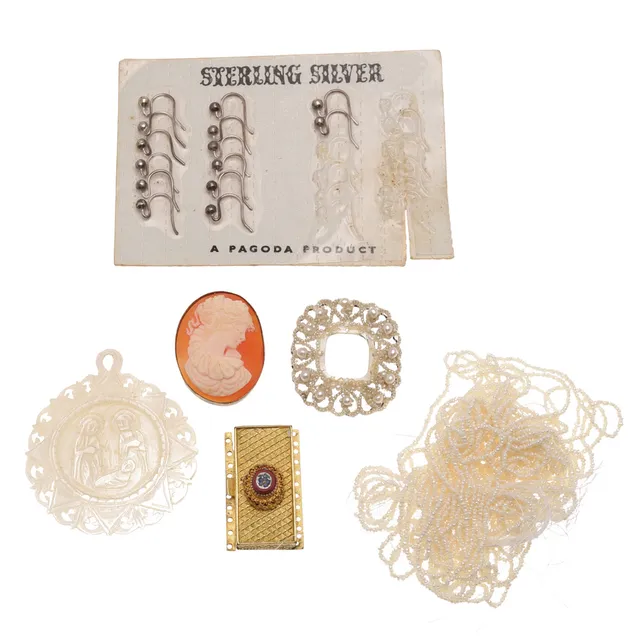 ASSORTED JEWELLERY.
