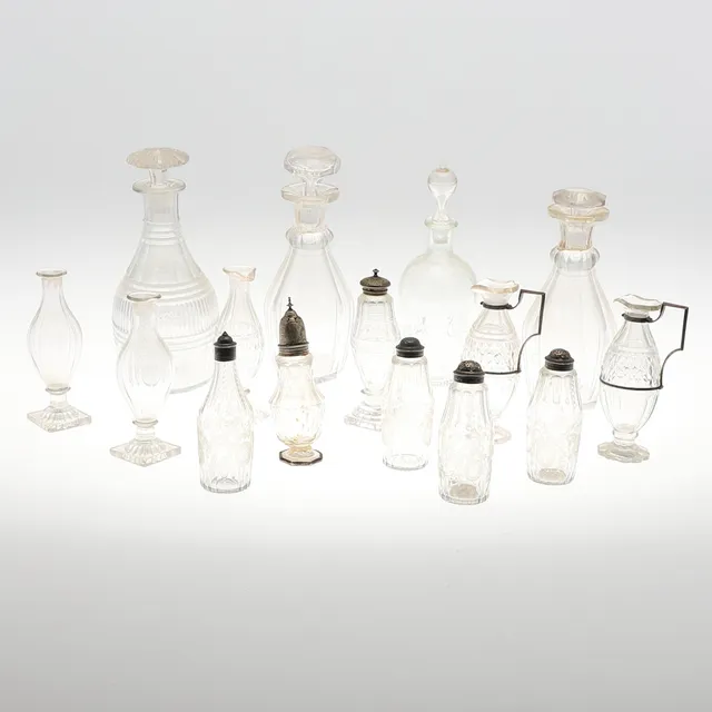 FOUR GLASS DECANTERS AND OTHER GLASSWARE.