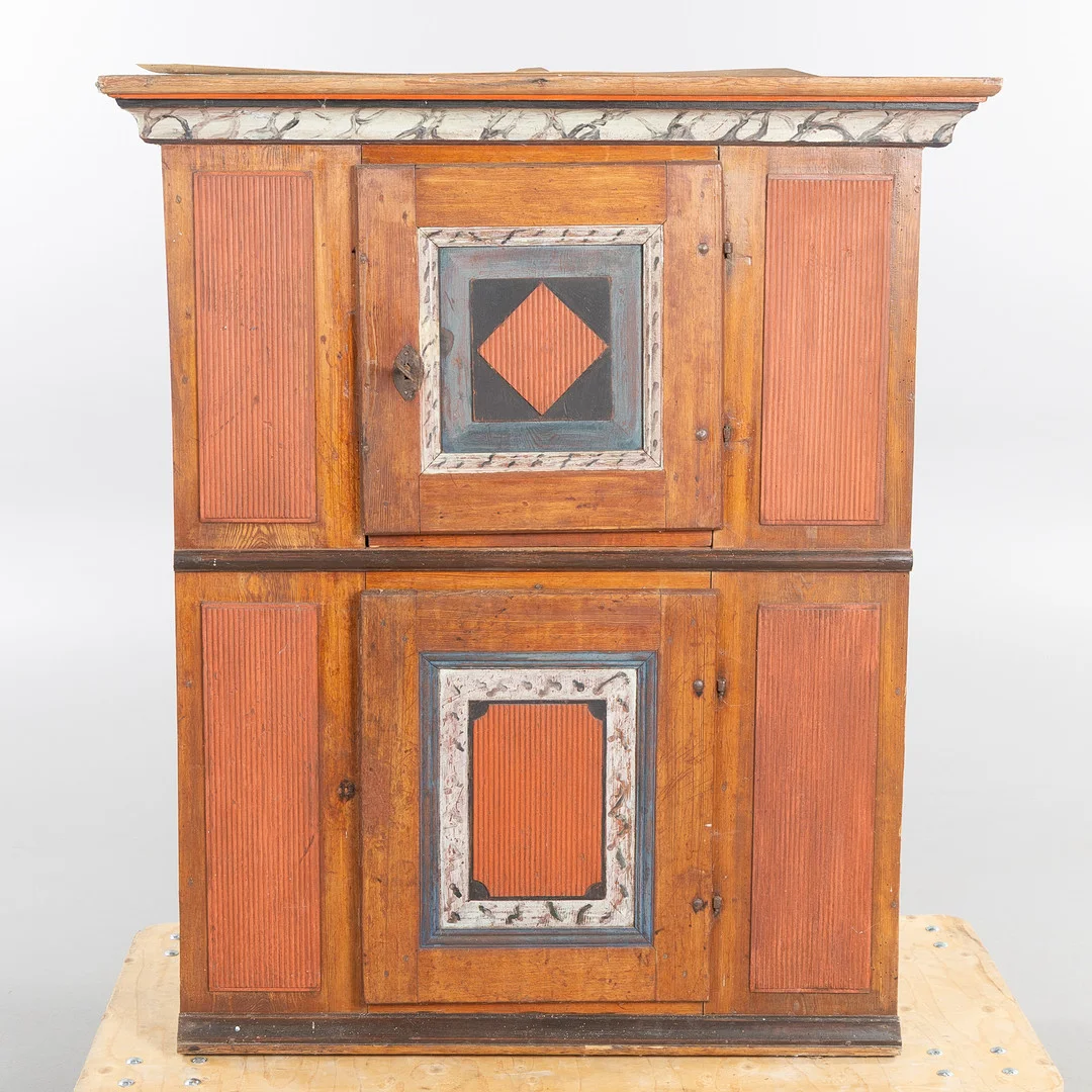 HÖRNSKÅP, bemålad fur, 1800-tal. — Furniture — Stockholms Auktionsverk Helsingborg