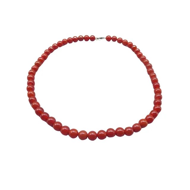 ROTE PERLENKETTE MIT EINEM 925ER SILBERVERSCHLUSS.