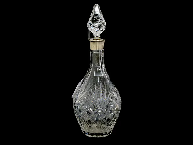 Glaskaraff med propp med silverkant/naggad engelsk stämplad H33cm