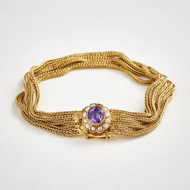 ARMBAND, 18 k guld, 6-radigt, lås med 1 ovalslipad ametist, krans av orientaliska pärlor, stämplad Sven Jahnsson Ab Juvelerare, Stockholm 1936, troligen äldre.