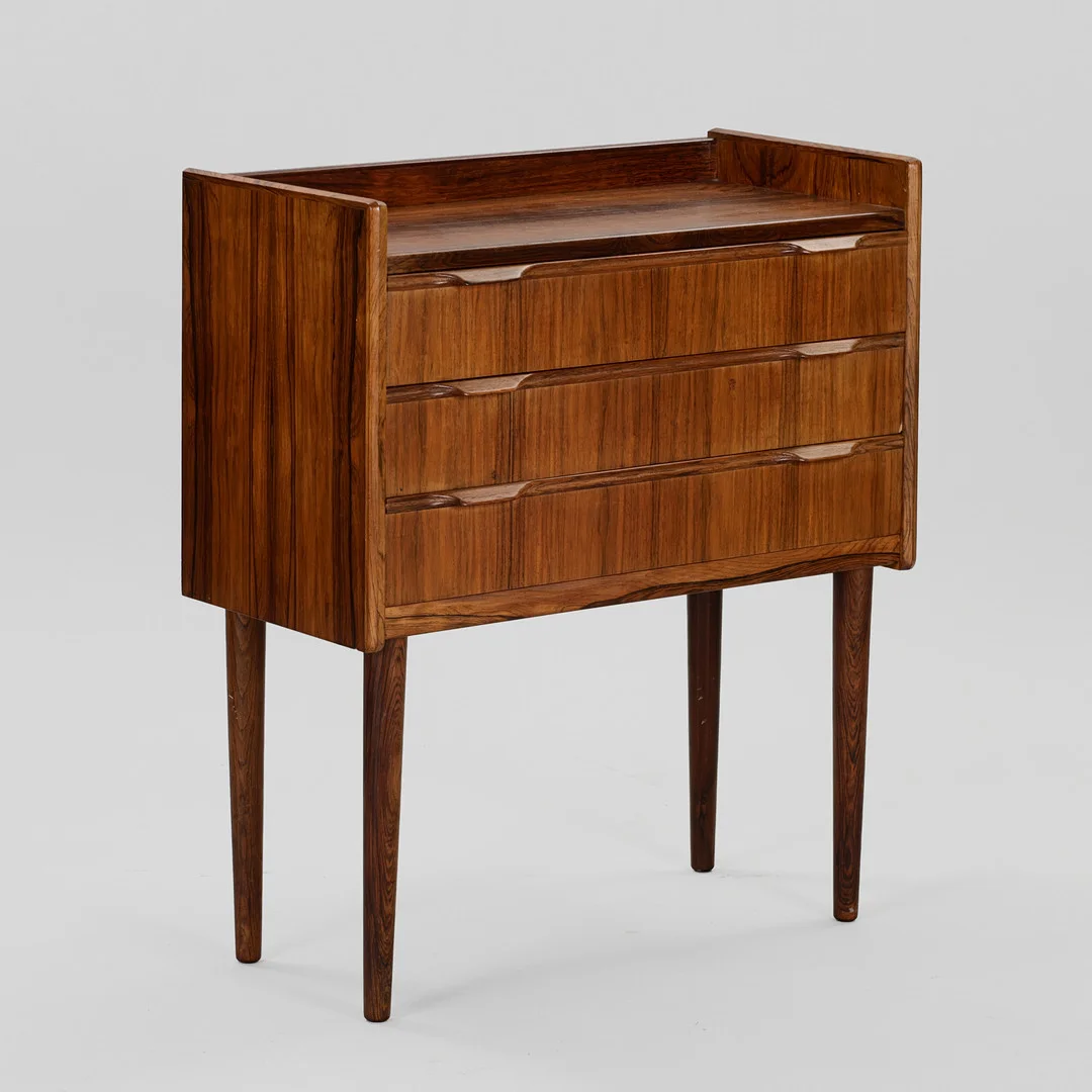 Lille kommode af palisander, antageligt dansk møbelproducent, Danmark, 1960'erne. — Chests of drawers — Palsgaard Kunstauktioner