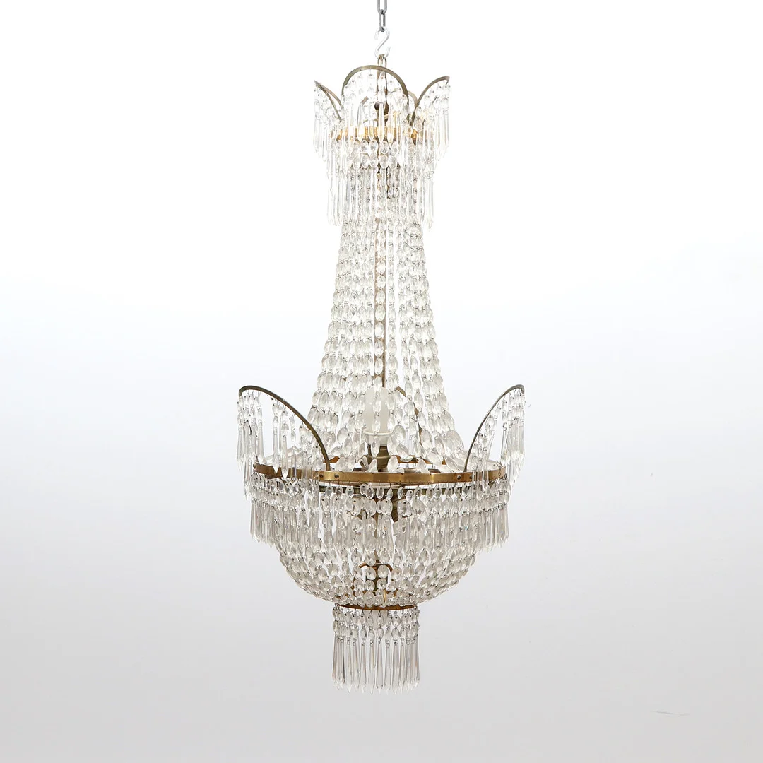 TAKARMATUR MED PRISMOR. Stomme i mässing resp. förnicklad metall behängd med glasprismor. Empirestil, tidigt 1900-tal. — Chandeliers — Skånes Auktionsverk