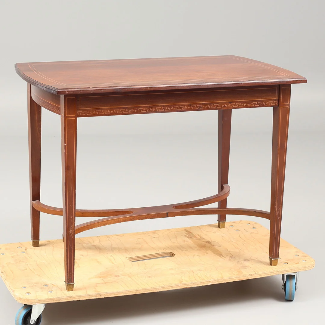 BORD, engelsk stil, kryssunderrede, 1900-talets första hälft. — Tables — Auktionshuset Thelin & Johansson