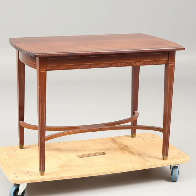 BORD, engelsk stil, kryssunderrede, 1900-talets första hälft.