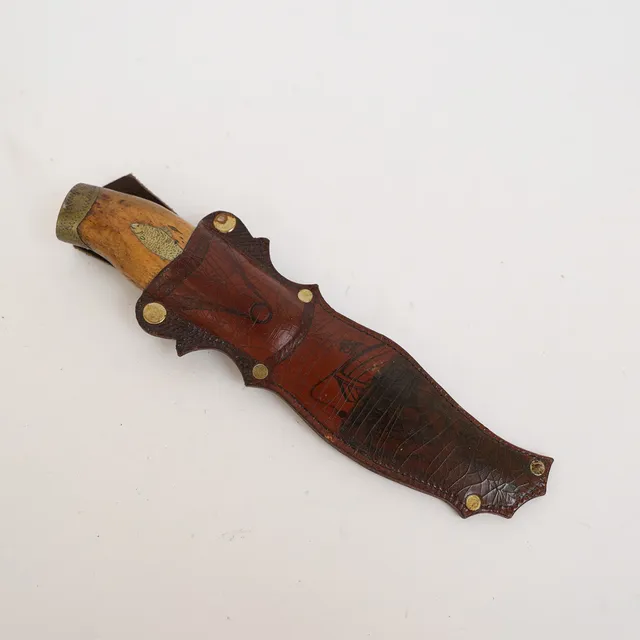 KNIV MED SLIDA, Handtav av björkrot med inläggningar av mässing, Slida av läder, signerad. G.LJ.