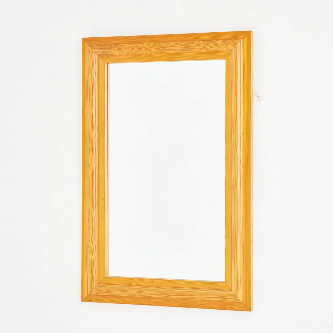 SPEGEL. 1970 tal, furu, profilerad list, lackerad. — Mirrors — Stockholms Auktionsverk Sickla