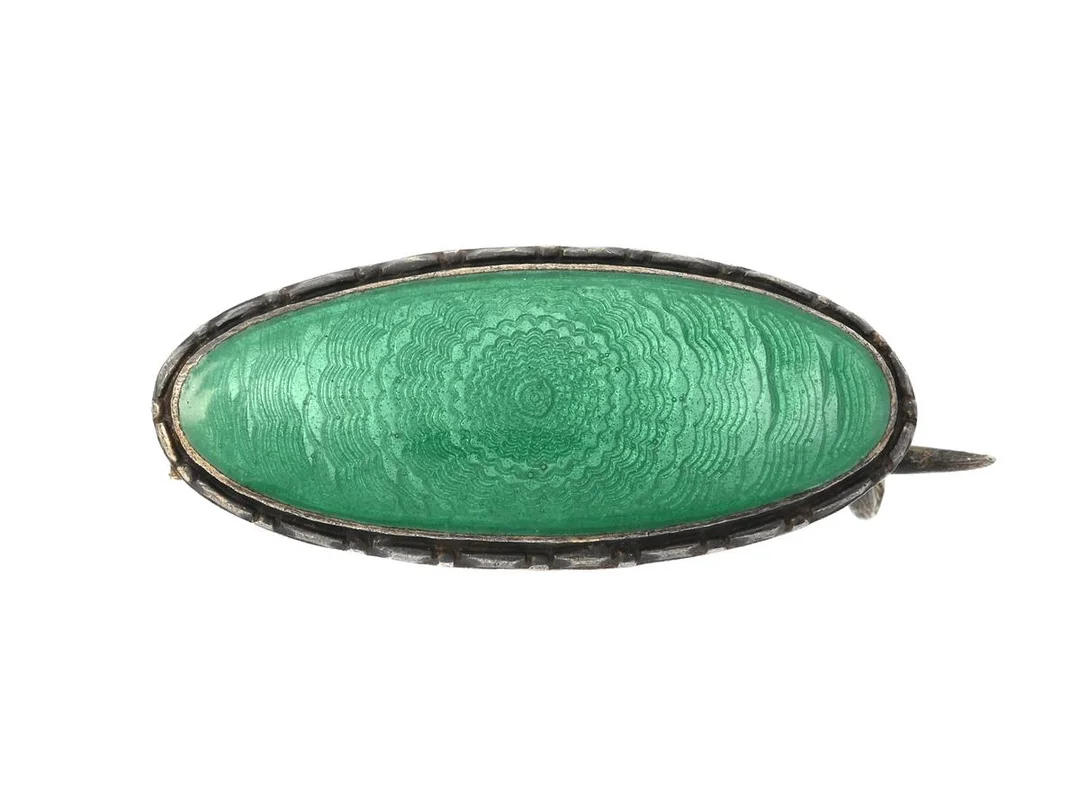 BROSCH, silver, grön emalj, Göteborg 1916, mått 12 x 27 mm, vikt 2,6 g. — Smycken/Brosch — Kaplans