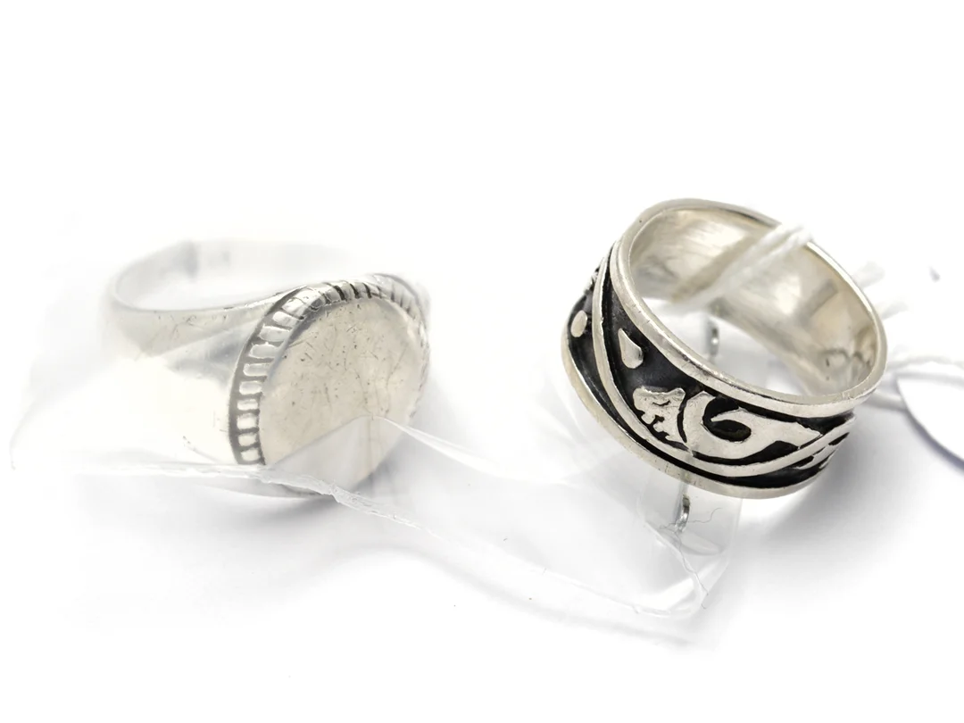 Ringar 2st S925 13,6g defekta (1 skev skena, 1 skev skea och avklippt) — Smycken/Herring — Kaplans