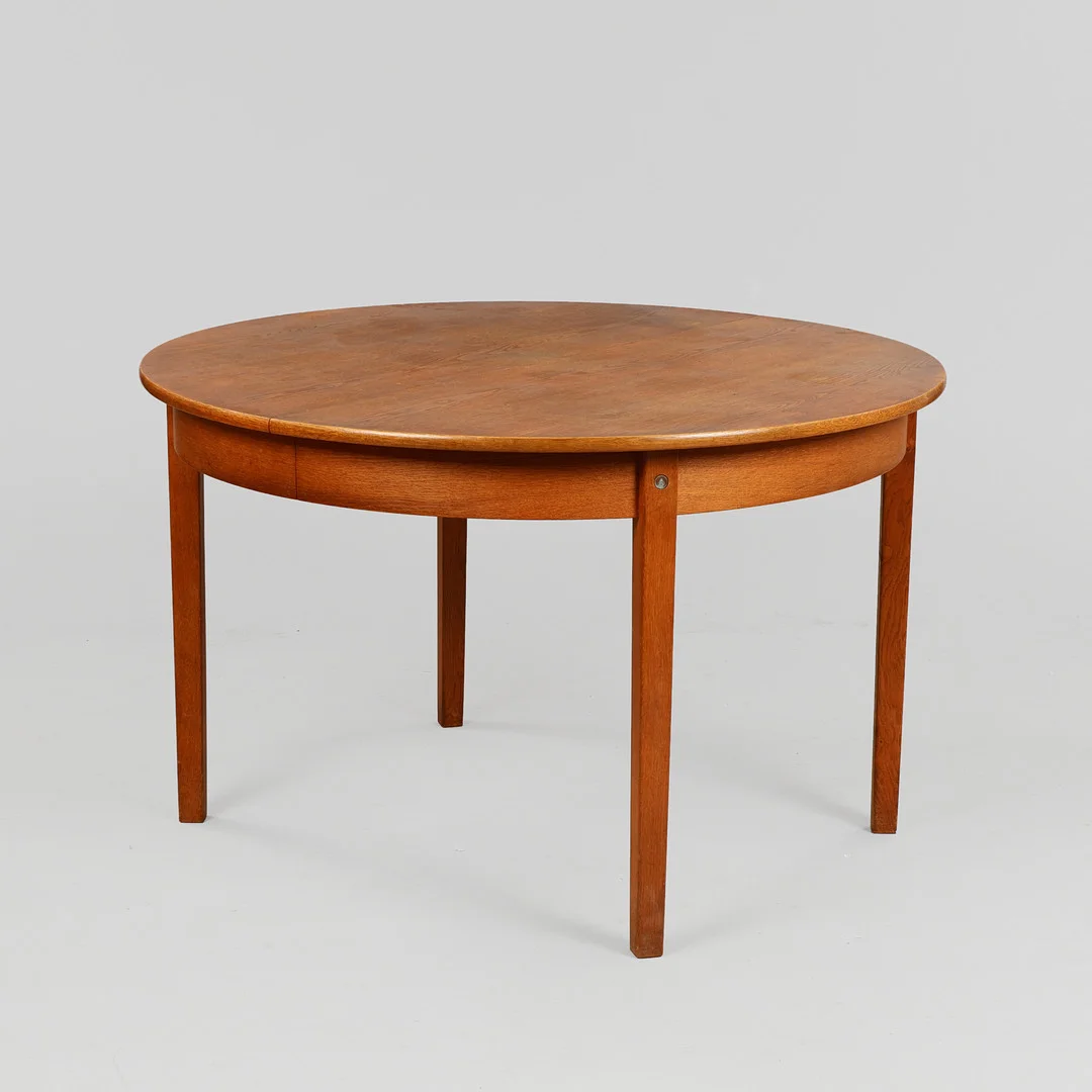 Cirkulært spisebord af eg med udtræk, 1960'erne, Danmark. (4). — Dining tables — Palsgaard Kunstauktioner