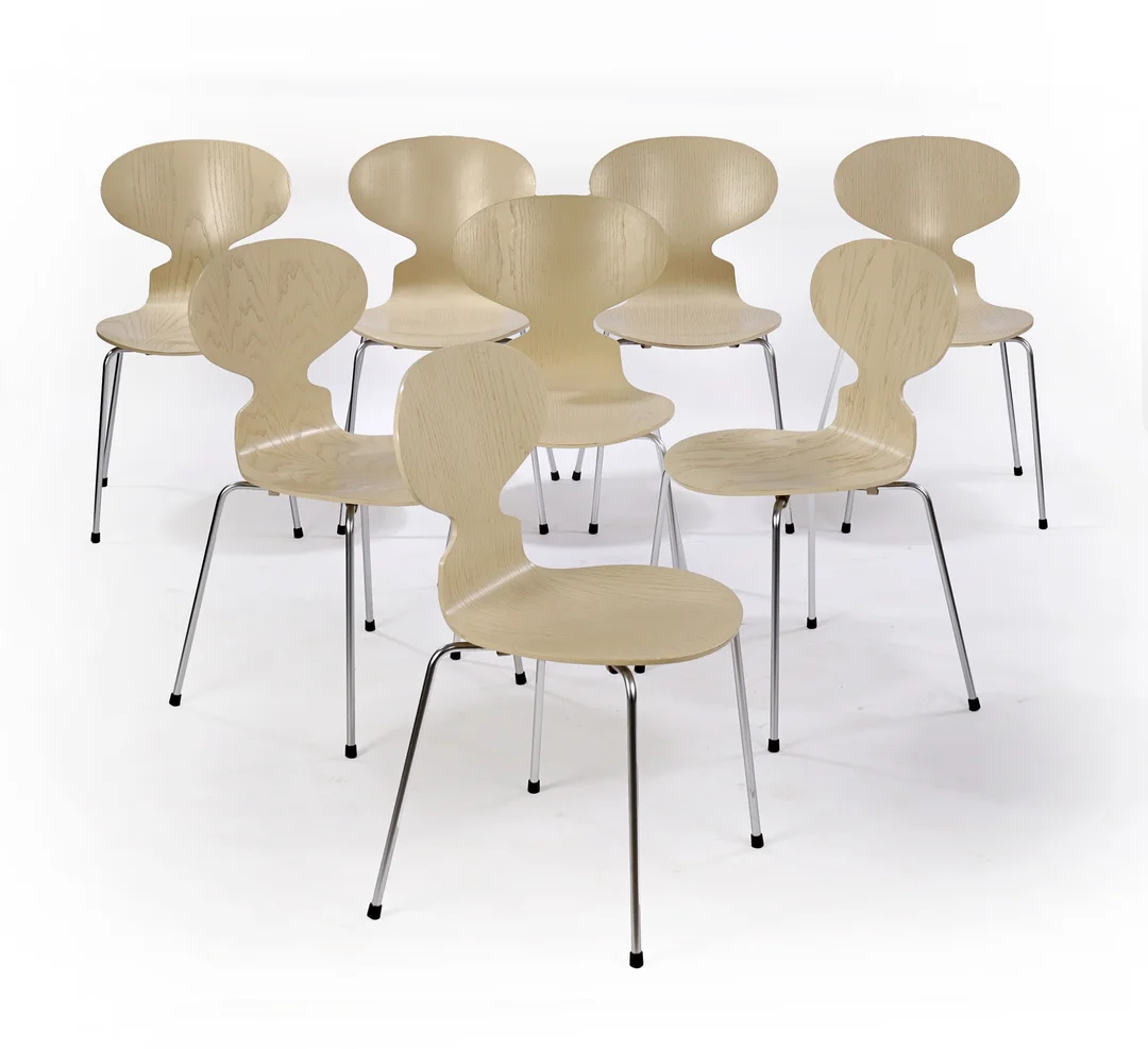 Arne Jacobsen. A set of eight chairs, 'The Ant' with shells in molded veneered sand (8) — Furniture/Chairs — Lauritz