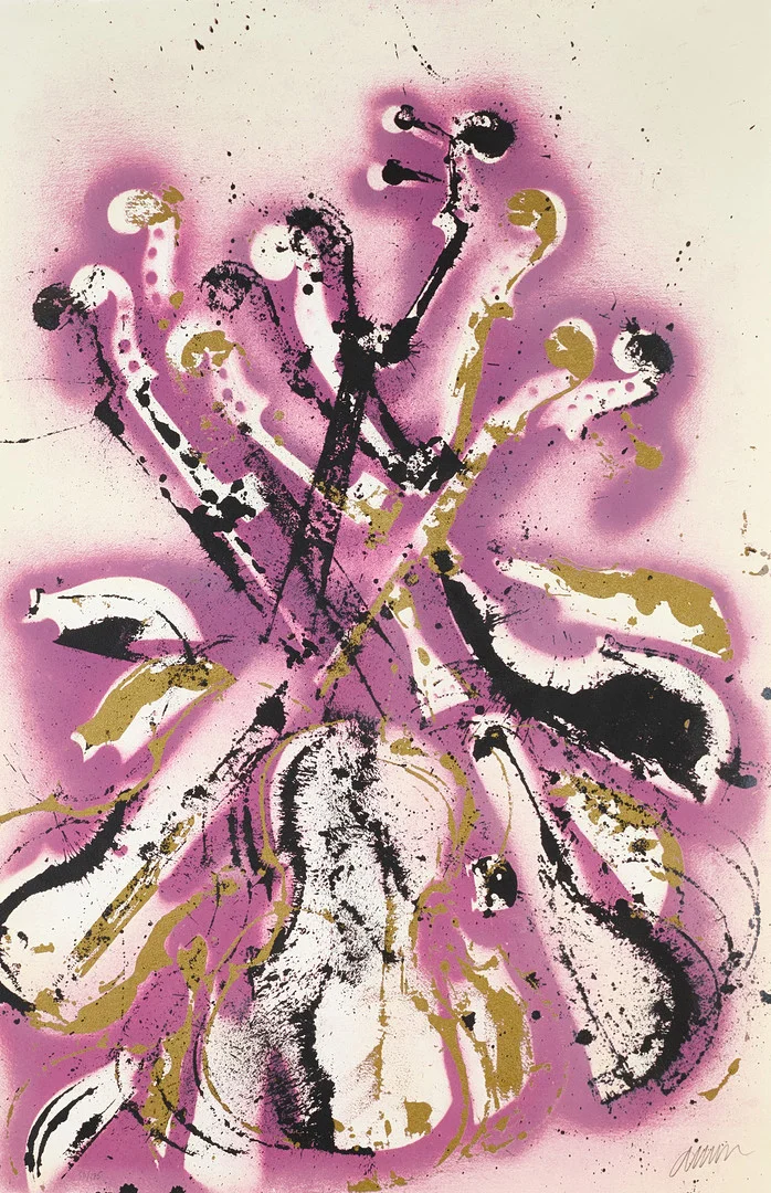FERNANDEZ ARMAN (1928-2005). Komposition med fioler, signerad och numrerad 50/175, färglitografi. — Engravings & Prints — Crafoord Auktioner Stockholm