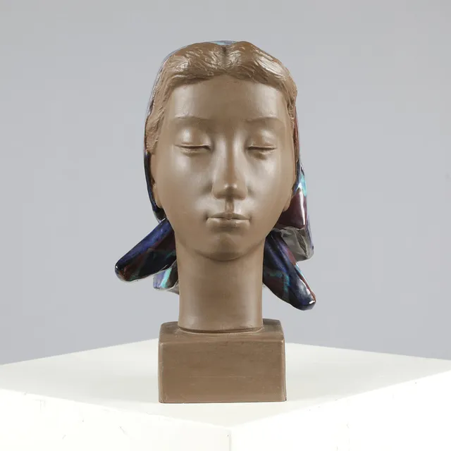 JOHANNES HEDEGAARD. Aluminia. Buste af fajance i form af kvinde med tørklæde nr. 159/2897.