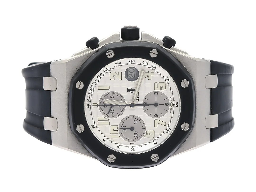 AUDEMARS PIGUET, Royal Oak, OffShore, "Tachymeter", Cal 2226/2840, Serie nr. 581076, Ref nr. 25940SK.OO.D002CA.02, Boett nr. F09881-4210, kronograf, herrur, 42,5 mm, stål/gummi, automatisk, safirglas (nagg), datum, integrerat gummiband (se fördjupad info), viklås, cert, februari 2005, box, ytterkartong. — Klockor/Audemars Piguet — Kaplans