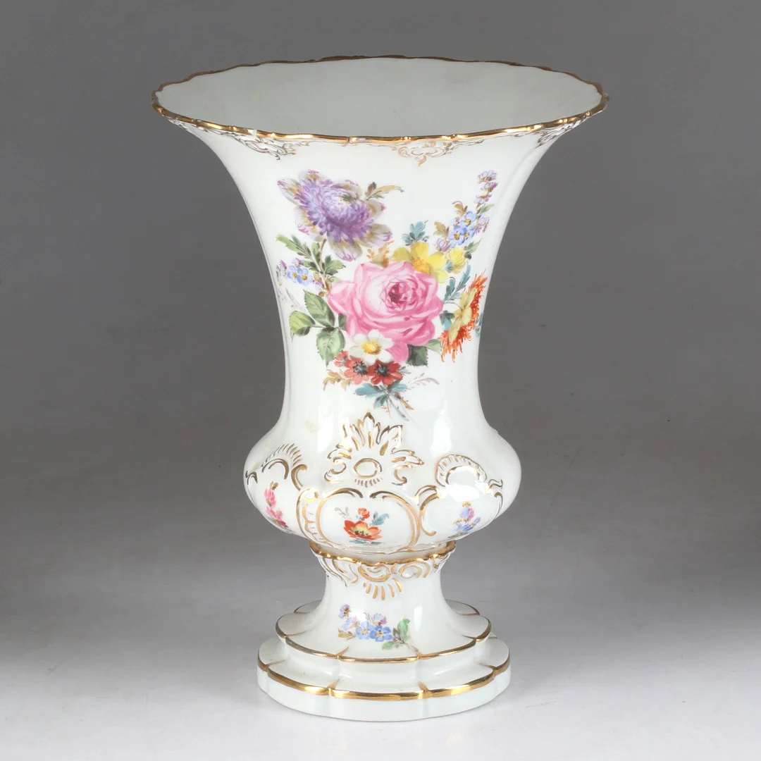 VAS på fot, porslin, Meissen, 1900-tal. — European — Stadsauktion Sundsvall