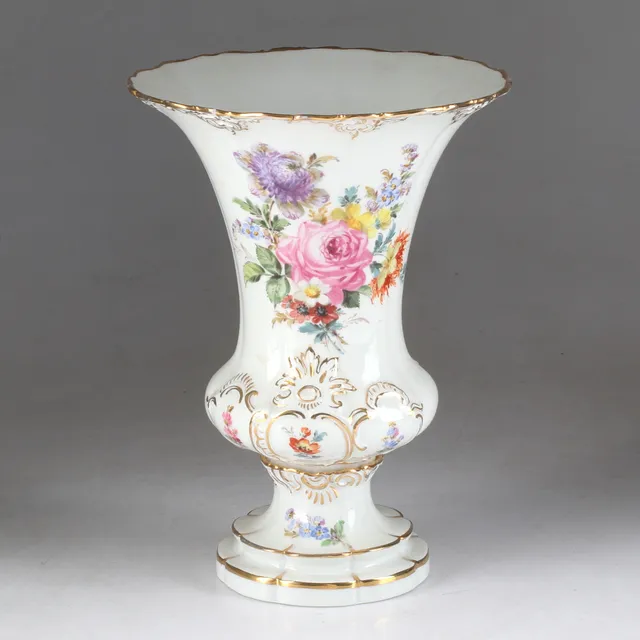 VAS på fot, porslin, Meissen, 1900-tal.