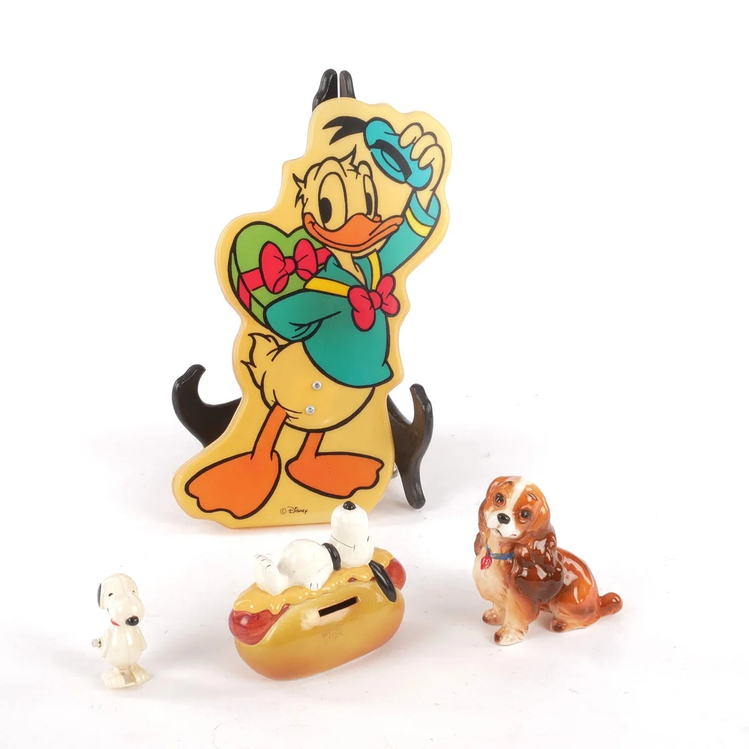 LAMPA, FIGURIN, SPARBÖSSA. 4 st, Disney och Snobben. — Other collectables — Auktionsfirma Kenneth Svensson i Kalmar