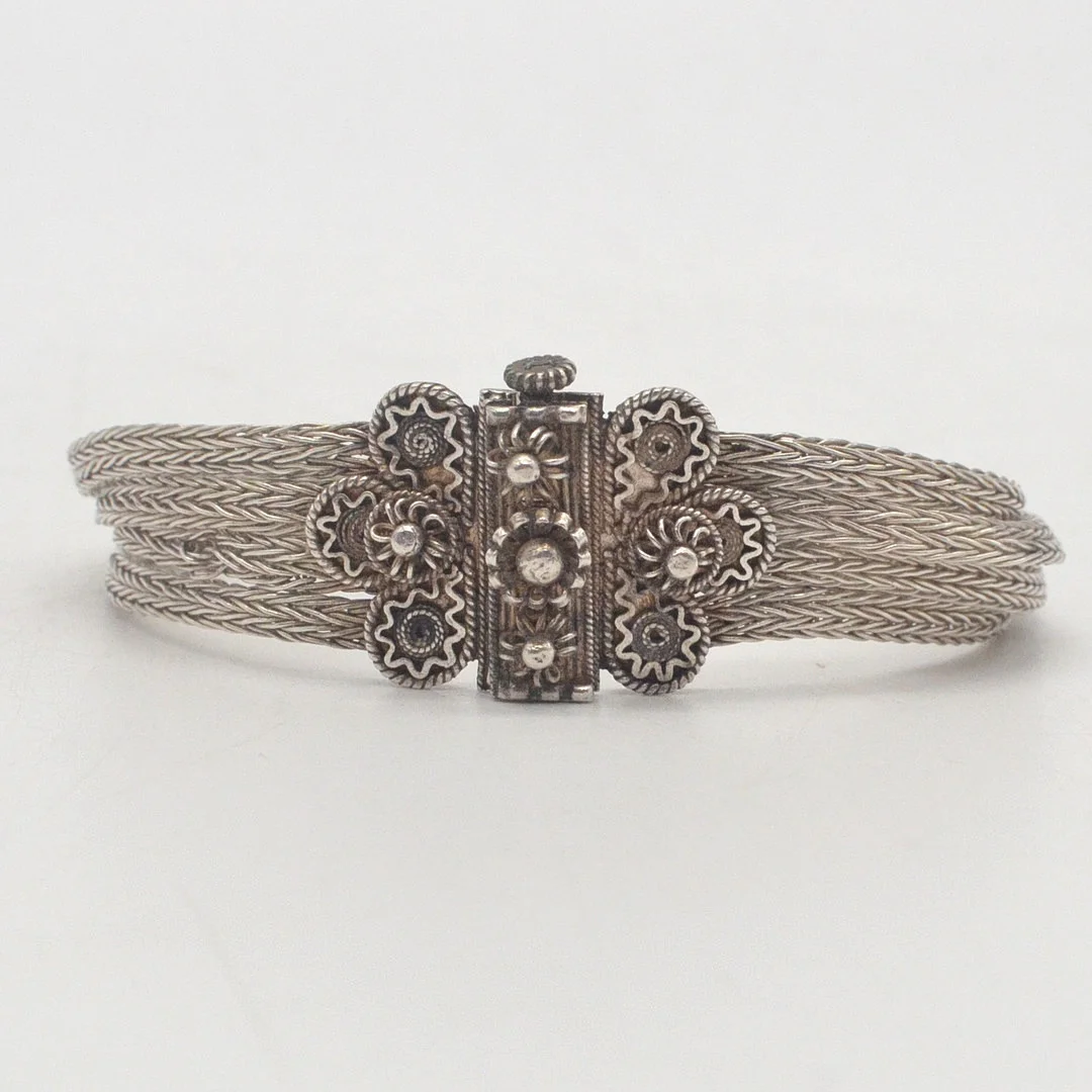 SILBERARMBAND, BLUMENDEKOR, DRAHTKUNST, GEPRÜFT 925, VIER ZOPFKETTEN, STECKVERSCHLUSS, FRÜHES 20. JAHRHUNDERT. — Silver — Kunst- und Auktionshaus Kleinhenz