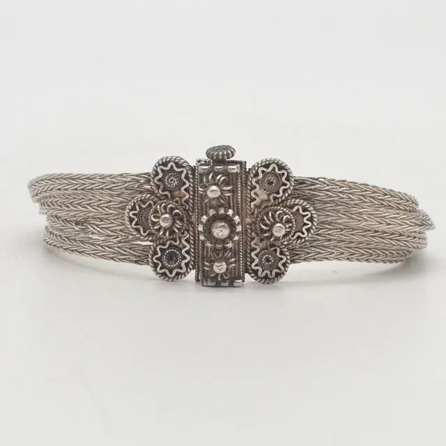 SILBERARMBAND, BLUMENDEKOR, DRAHTKUNST, GEPRÜFT 925, VIER ZOPFKETTEN, STECKVERSCHLUSS, FRÜHES 20. JAHRHUNDERT.