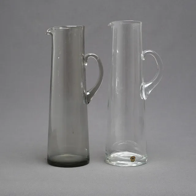 KARAFFER/TILLBRINGARE 2 st, glas, delvis etikettmärkt Reijmyre.