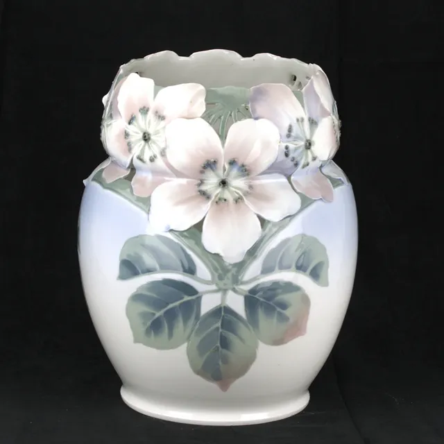 ANNA BOBERG. Vas, stor modell, genombruten dekor med blommor i relief, porslin med bemålning i underglasyr, Rörstrand, jugend, tidigt 1900-tal.